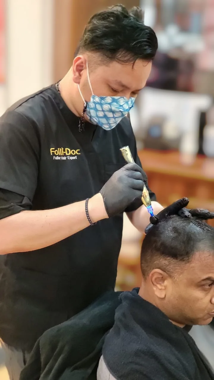 Memotong dan menggayakan sistem rambut supaya sebati dengan rambut pelanggan